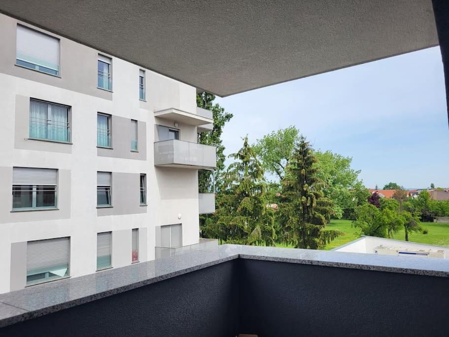 Novoureden Stan Lägenhet Velika Gorica Exteriör bild